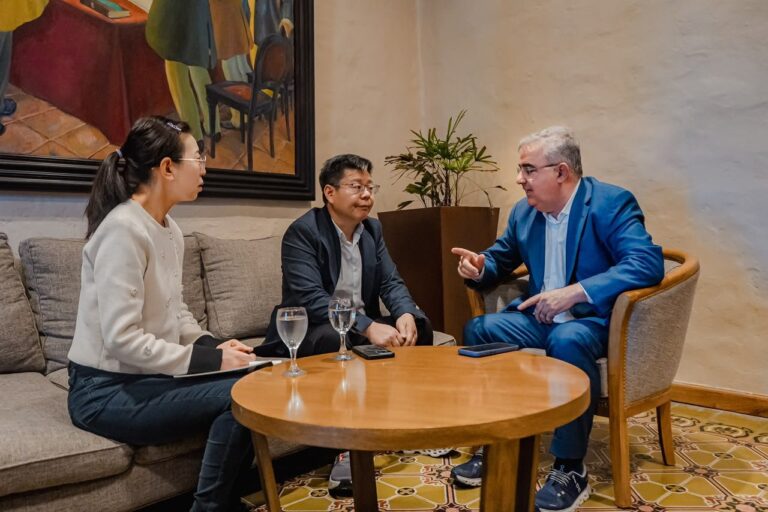 Reunión entre el gobernador Raúl Jalil y el CEO de Zijin-Liex, Gao Jianneng