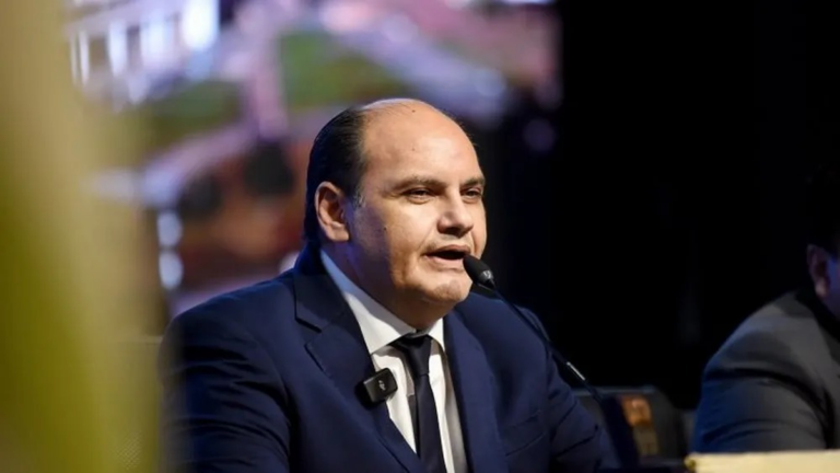Gustavo Saadi, intendente de la Capital, durante la entrega de certificados de los Talleres de Oficios