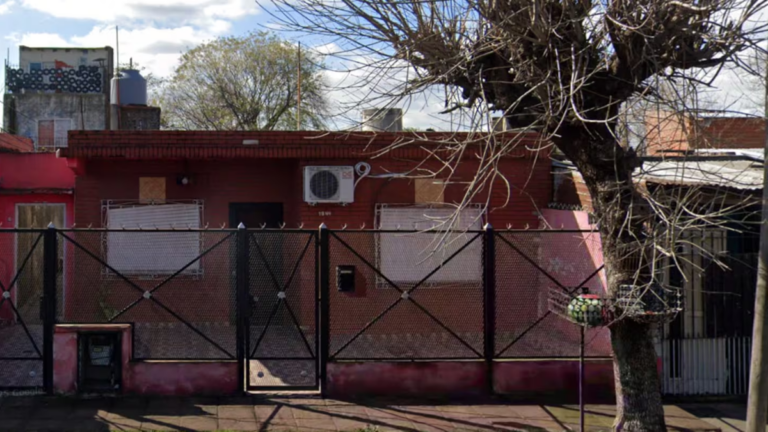 Policía en la puerta de una vivienda en Lomas de Zamora