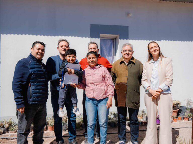 Entrega de viviendas en Hualfín