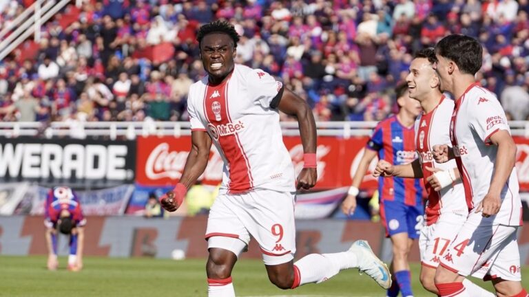 Jordy Caicedo celebra un gol con Huracán ante San Lorenzo en el Nuevo Gasómetro
