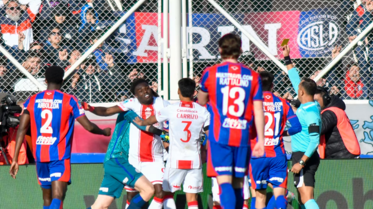 Jugadores de Huracán celebran un gol ante San Lorenzo en el Nuevo Gasómetro