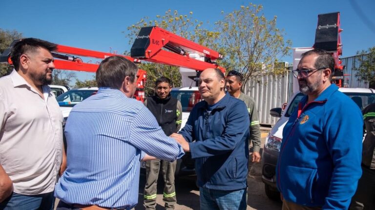 Entrega de vehículos municipales en San Fernando del Valle de Catamarca
