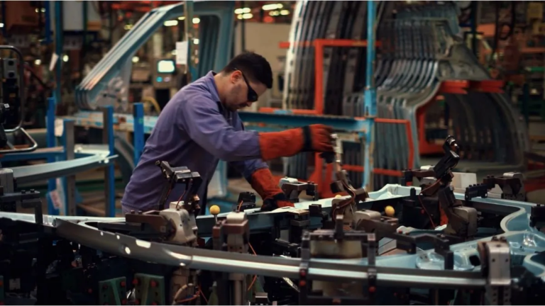 Trabajadores en una fábrica industrial en Argentina