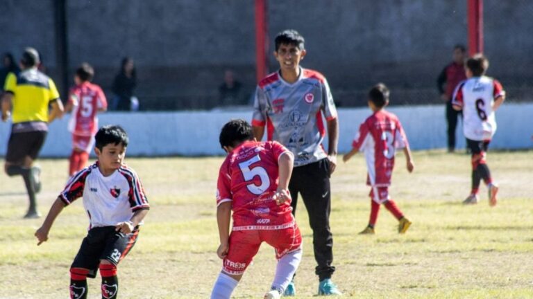 Partido de fútbol infantil en la Liga Chacarera