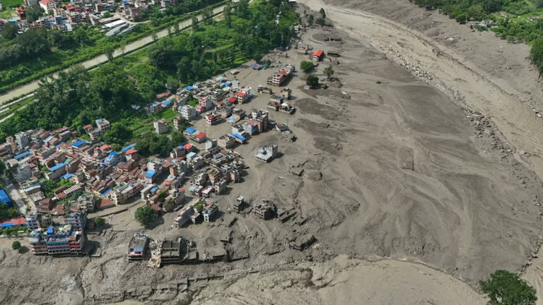 Inundación en Nepal arrasa edificios y caminos