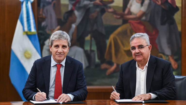 Firma de acuerdo entre el gobernador Raúl Jalil y el ministro Luis Caputo