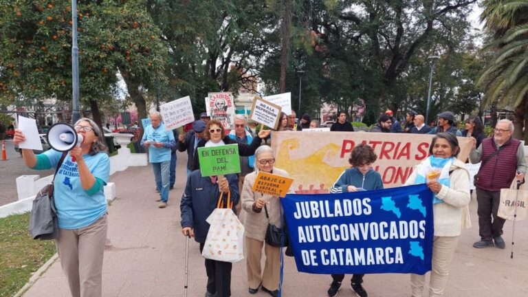 Jubilados autoconvocados concentrados en la Plaza 25 de Mayo de Catamarca