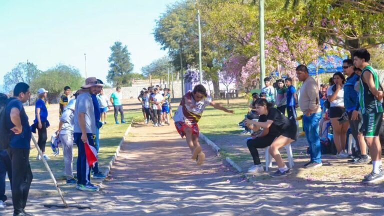 Atletas compitiendo en pista de atletismo durante los Juegos Evita