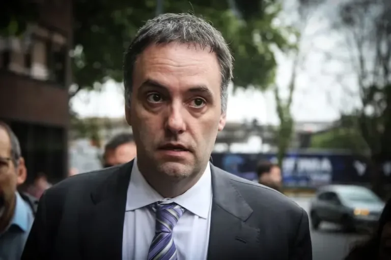 Manuel Adorni en una conferencia de prensa