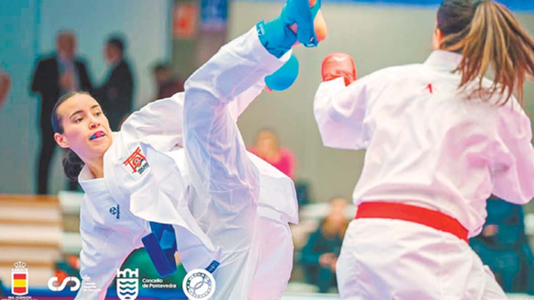 Karateca Laura en el dojo de la Asociación Catamarqueña de Karate