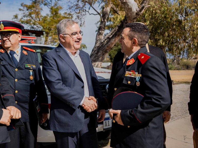 Reunión entre el gobernador Raúl Jalil y representantes de bomberos voluntarios en Catamarca
