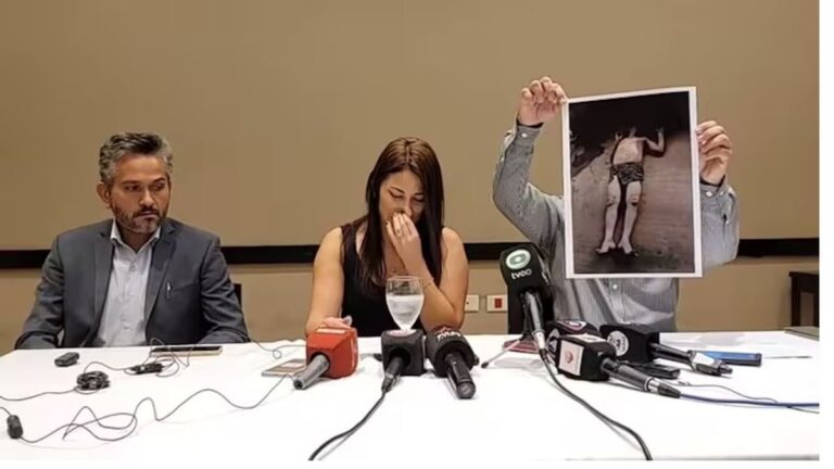 El abogado Iván Sarquís junto a los hijos de Juan Carlos Rojas en una conferencia de prensa