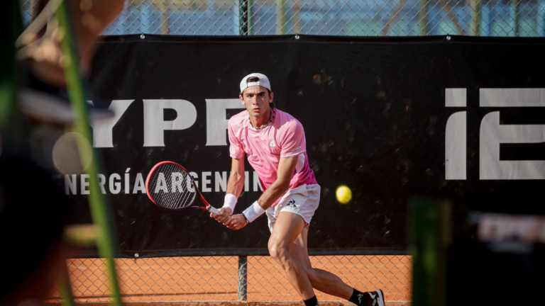 Juan Manuel La Serna en la cancha de tenis