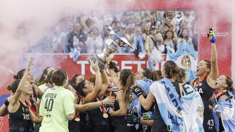 Equipo argentino de hockey sobre césped celebrando el título mundial tras la definición por penales