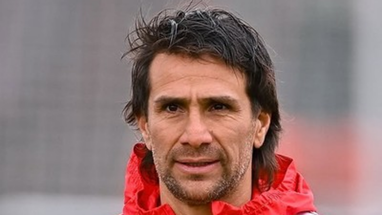 Leonardo Ponzio dirigiendo entrenamiento de River en el predio de Cantilo