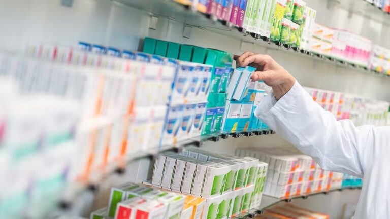 Farmacia con cartel de la red OSEP en Catamarca
