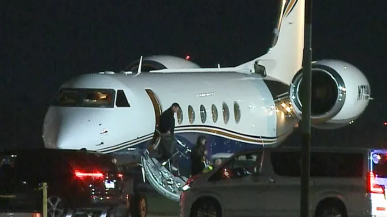 Lionel Messi en el aeropuerto de Rosario antes de viajar a Miami