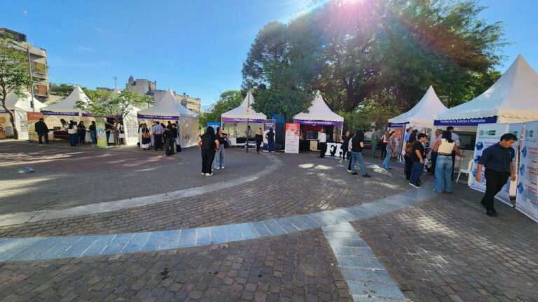 Estudiantes secundarios en la feria Modo Futuro On en Catamarca