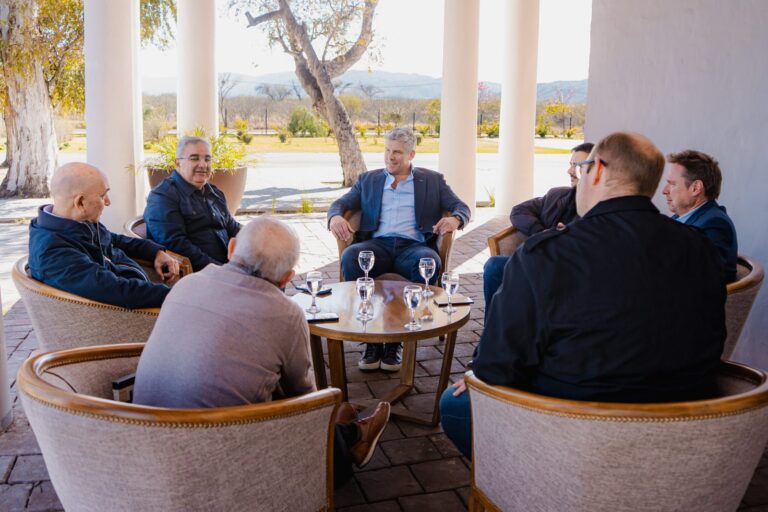 Reunión entre el gobernador Raúl Jalil y el CEO de Longvie, Eduardo Zimmermann, en Casa de Gobierno