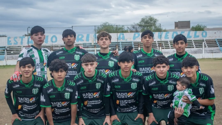 Partido de fútbol infantil en el estadio Primo Antonio Prevedello