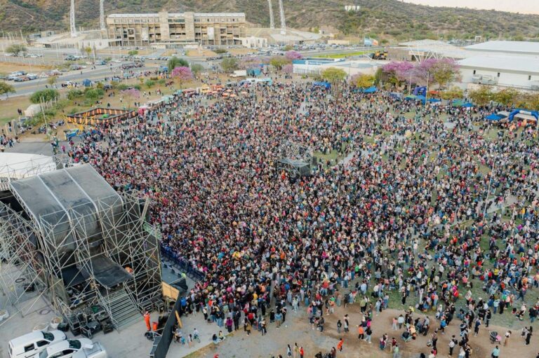 Niños y niñas en el evento El Mundo de Colores en el Predio Ferial de Catamarca