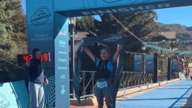 Luciana Maza en carrera durante el trail Hoka Ultra Champaquí