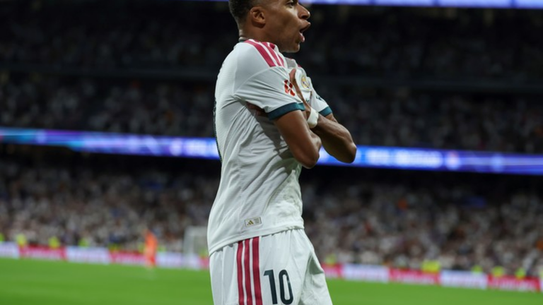 Kylian Mbappé celebrando un gol con el Real Madrid en el Santiago Bernabéu