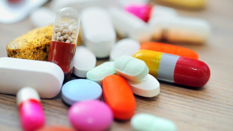 Farmacia con medicamentos en estantes