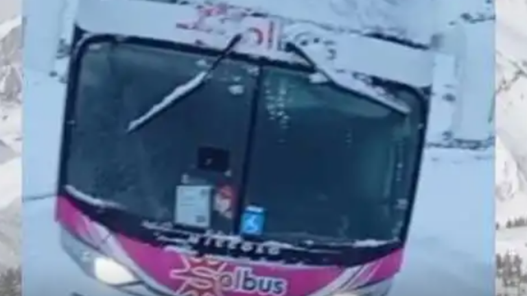Micro de larga distancia varado en la nieve en la ruta provincial 222, zona de Las Leñas