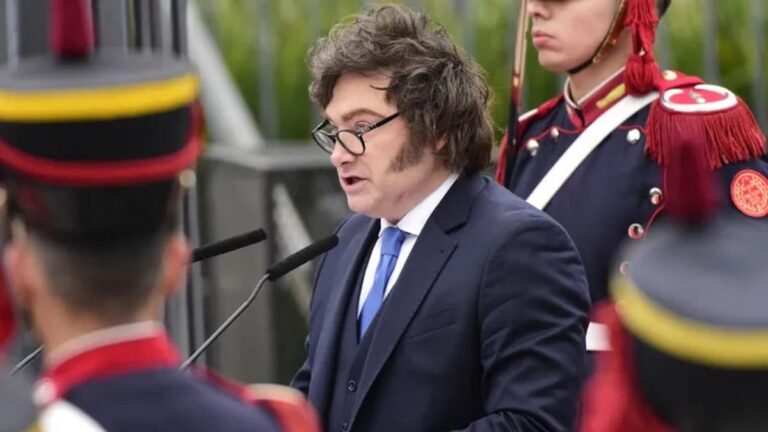 Javier Milei en el acto por el aniversario del fallecimiento de San Martín en Plaza San Martín