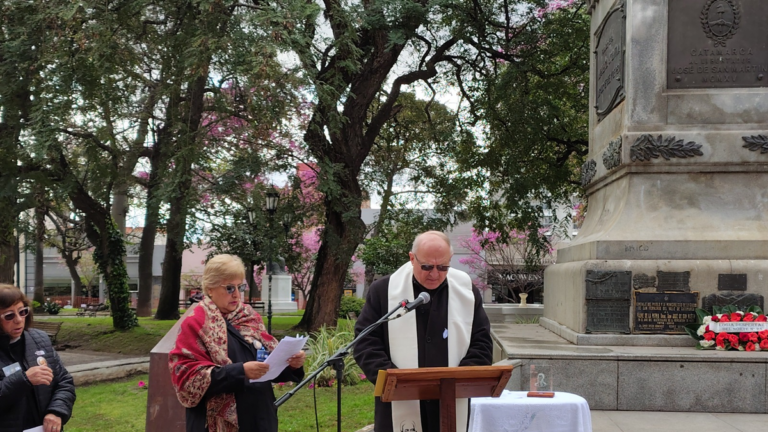 Mons. Luis Urbanc durante la invocación religiosa en el acto por el 176° aniversario del paso a la inmortalidad del General San Martín