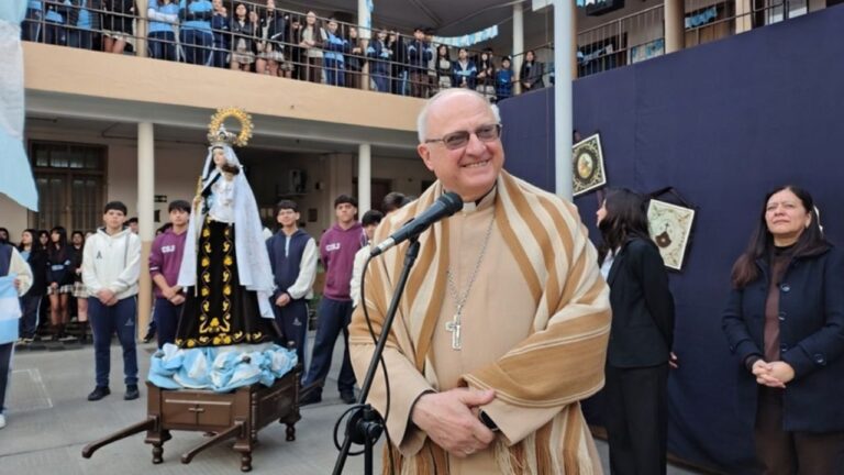 El Obispo Urbanc durante su visita a una institución educativa