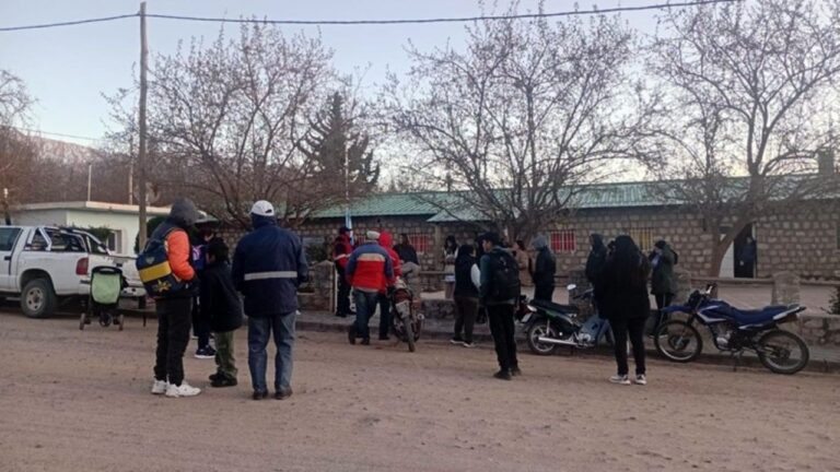 Padres frente a una escuela en el interior de Catamarca