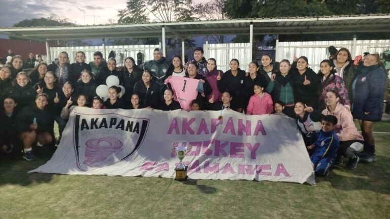 Equipo de Poli 250 celebrando el título del Apertura de Damas