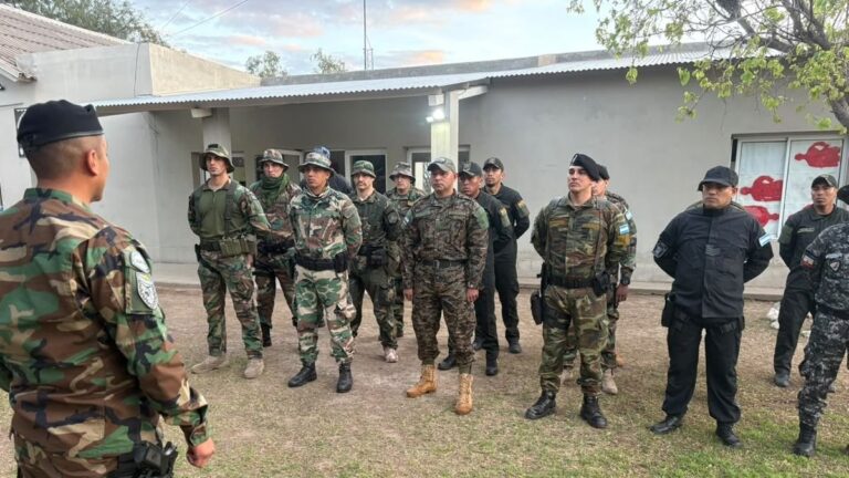 Efectivos policiales durante el Primer Curso Internacional de Monte y Montaña en Catamarca