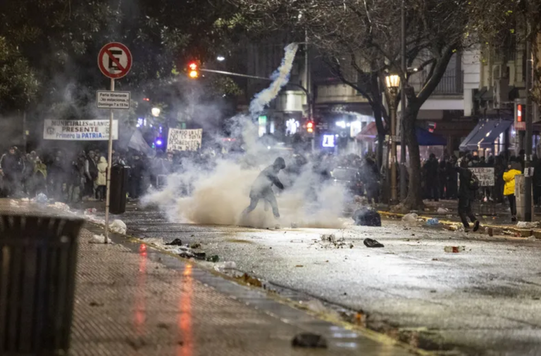 Protesta frente al Congreso con presencia de fuerzas federales