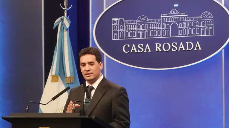 Adrián Ravier en conferencia de prensa