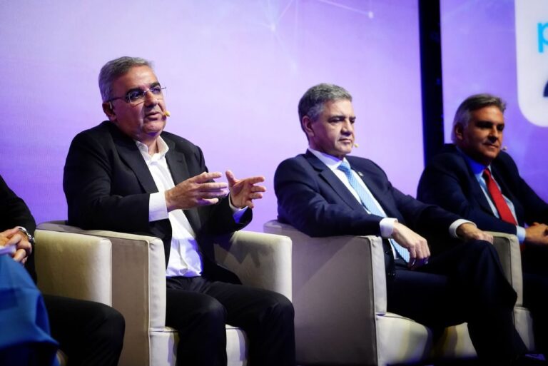 Raúl Jalil en la mesa de gobernadores en el MALBA