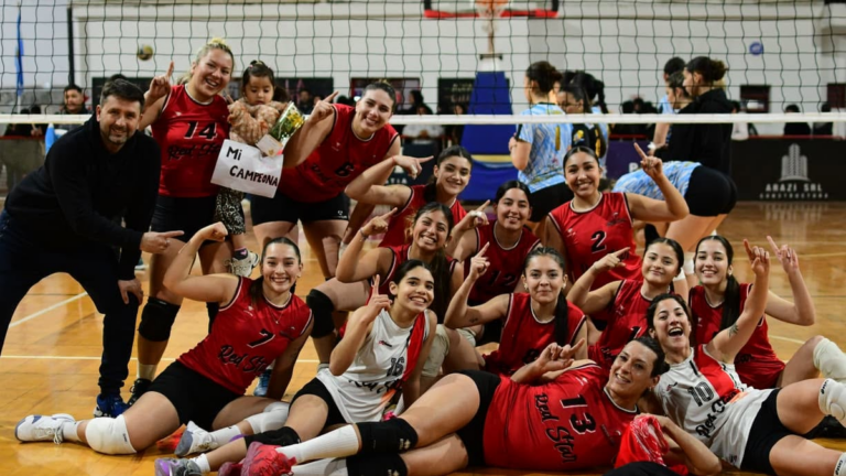 Partido de vóley femenino entre Red Star y Ateneo Mariano Moreno en el estadio Antonio Ricardo Bollea