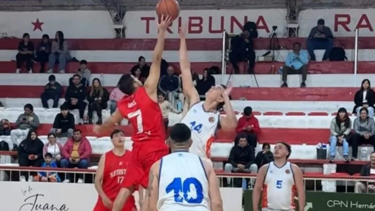 Partido de básquet entre Red Star y Deportivo Juventud