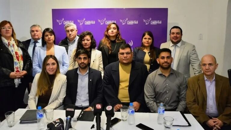 Reunión política en Catamarca con banderas de La Libertad Avanza