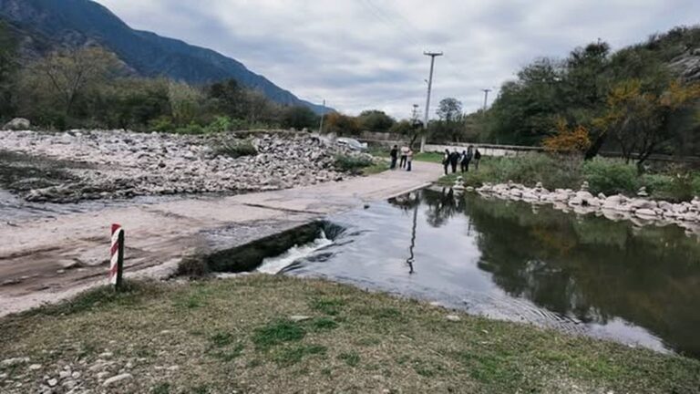 Badén de Pomancillo Oeste con señalización de restricción de tránsito