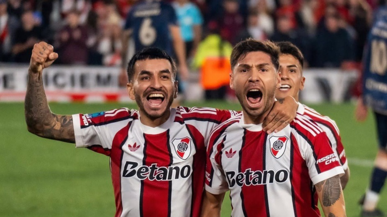Jugadores de River Plate celebran un gol ante Argentinos Juniors en el Estadio Monumental