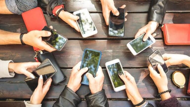 Ilustración de un niño usando un teléfono móvil con símbolos digitales