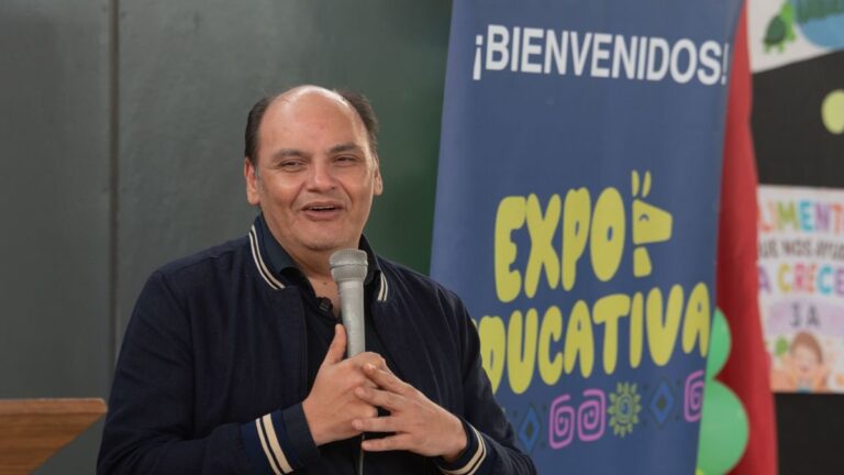 Gustavo Saadi recorriendo la Expo Educativa 2026 en la Escuela Municipal N.º 2