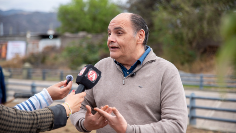 Gustavo Saadi durante actividad de forestación en el Canal de Choya