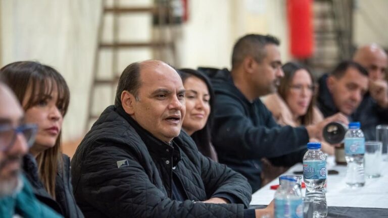 Reunión del intendente Gustavo Saadi con vecinos de Villa Cubas