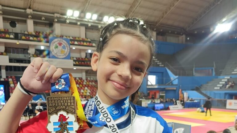 Samira Cabrera en competencia de judo