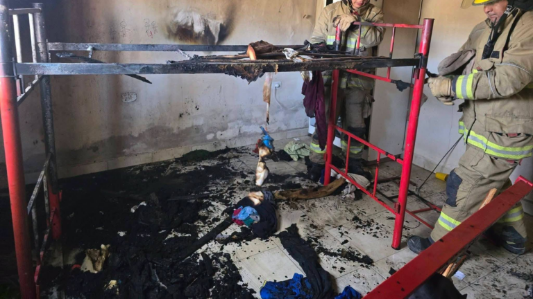 Bomberos trabajando en el incendio de una vivienda en Lampacito, Santa María